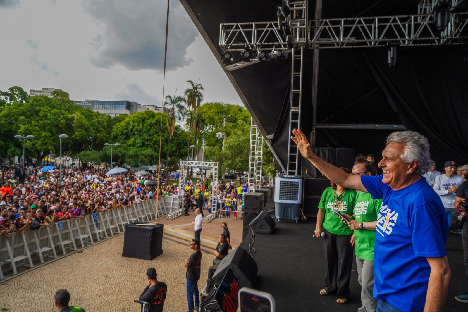 Cantor gospel é retirado pela polícia durante evento religioso em