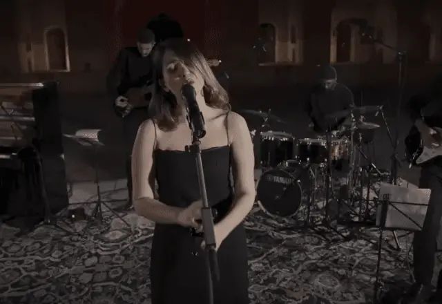 Cantora iraniana condenada a 74 chibatadas por apresentação sem hijab