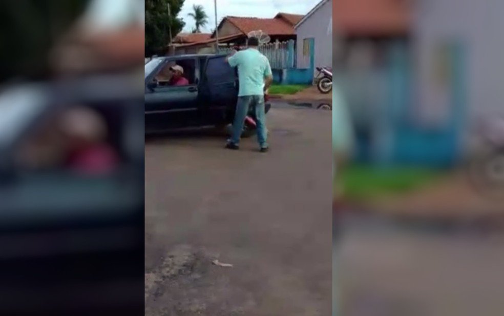 Imagem mostra momento em que mulher pede socorro, em São Simão, Goiás — Foto: Reprodução/TV Anhanguera