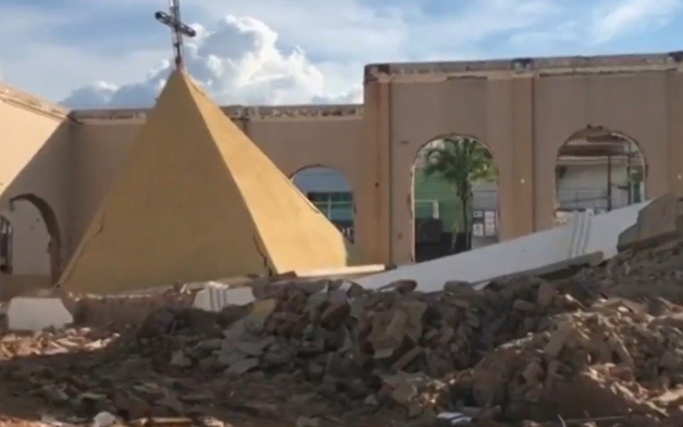 Igreja Nossa Senhora da Guia após ser demolida — Foto: Reprodução/TV Anhanguera